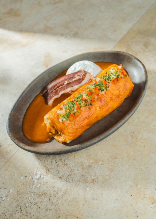 Hortobágyi Palacsinta Csepegtetett Tejföllel és Szalonnapörccel