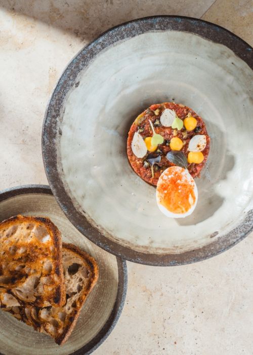 Bélszíntatár Paradicsomlekvárral és Savanyított Medvehagyma-terméssel