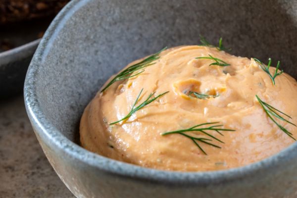 Körözött Konfitált Fokhagymával és Kaporral