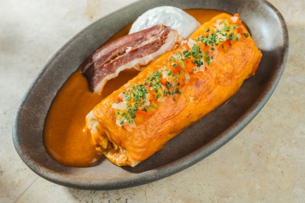 Hortobágyi Palacsinta Csepegtetett Tejföllel és Szalonnapörccel